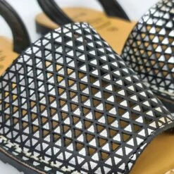 Avarcas Menorquinas Mujer Piel Calada 336 Negro, De C. Ortuño -BOUTTYE Ventas avarcas menorquinas mujer piel calada 336 negro de c ortuno 1