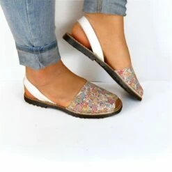 Avarcas Menorquinas Mujer Piel Flores 310AV Blanco, De C. Ortuño -BOUTTYE Ventas avarcas menorquinas mujer piel flores 310av blanco de c ortuno 1