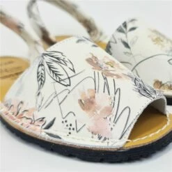 Avarcas Menorquinas Planas Mujer Piel Serigrafía Motivos Florales 212 Blanco, De C. Ortuño -BOUTTYE Ventas avarcas menorquinas planas mujer piel serigrafia motivos florales 212 blanco de c ortuno 3