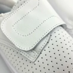 Zuecos Sanitarios Mujer Piel Perforada Cierre Velcro Anatómicos 18793 Blanco, De Percla -BOUTTYE Ventas zuecos sanitarios mujer piel perforada cierre velcro anatomicos 18793 blanco de percla 1